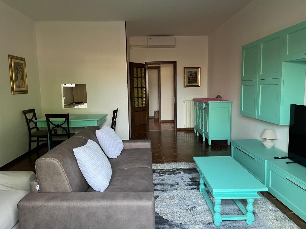 a living room with a couch and a table at Casa Vacanze Leno in Leno