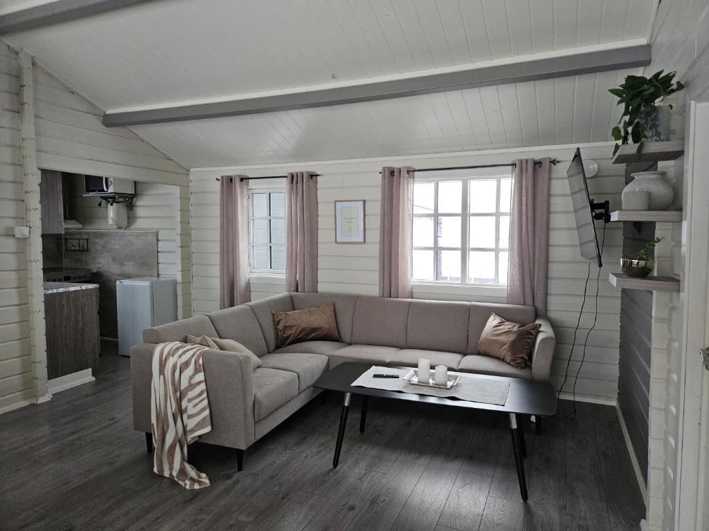 ein Wohnzimmer mit Sofa und Tisch in der Unterkunft T - Stua in Moen i Målselv