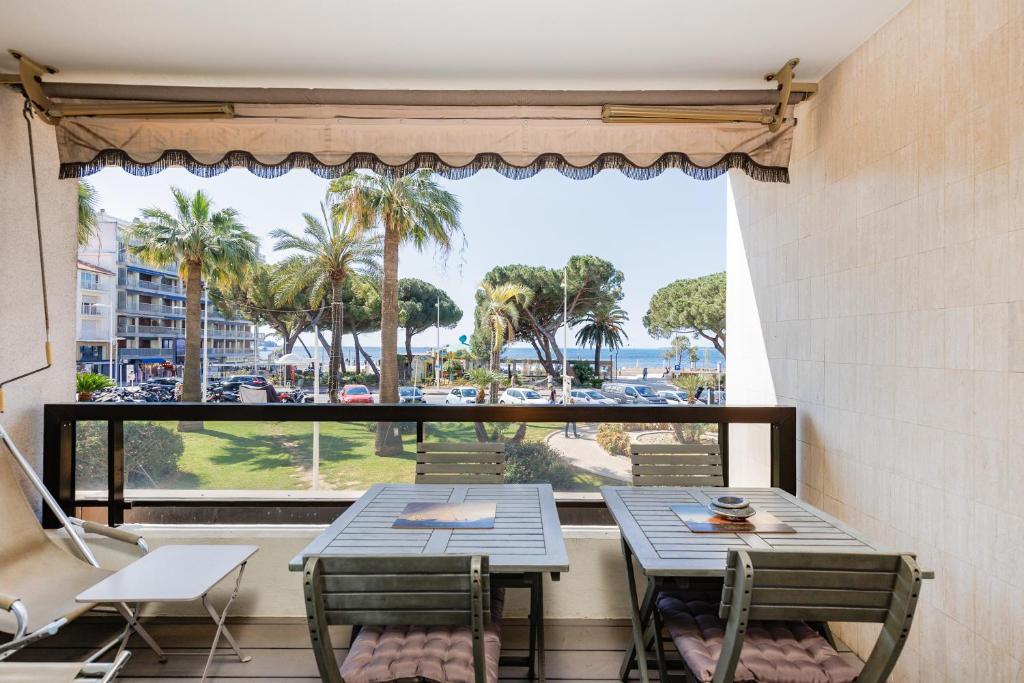 BELLE VUE Centre Juan les Pins, résidence avec gardien ,parking prive, 4 pers, front de mer