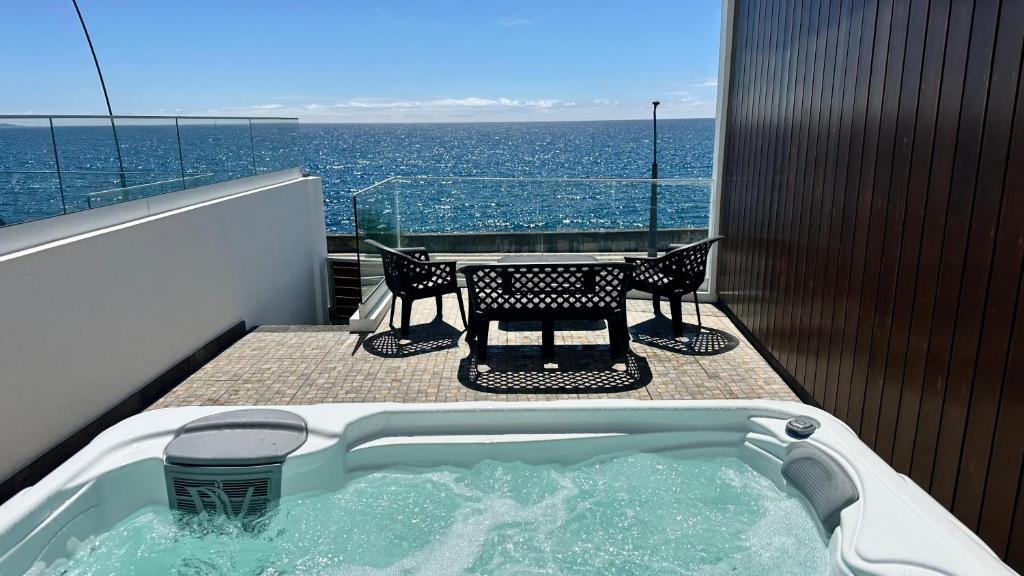 a jacuzzi tub on the balcony of a boat at South Shore 2 - Jacuzzi - HOST & CHILL in São Roque