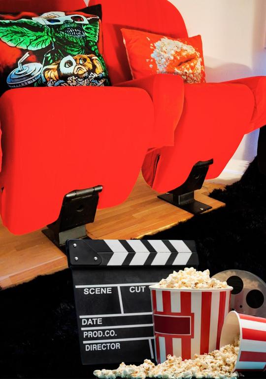 a box of popcorn and a cup of popcorn at Le Movie Lounge - Salle Cinéma in Fougères