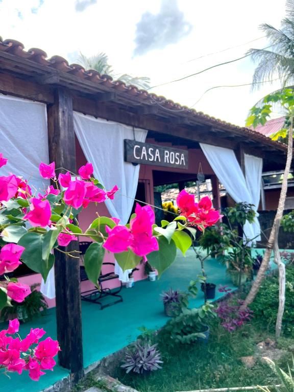a sign that reads casa ritz with pink flowers at Casa rosa in Maracanã