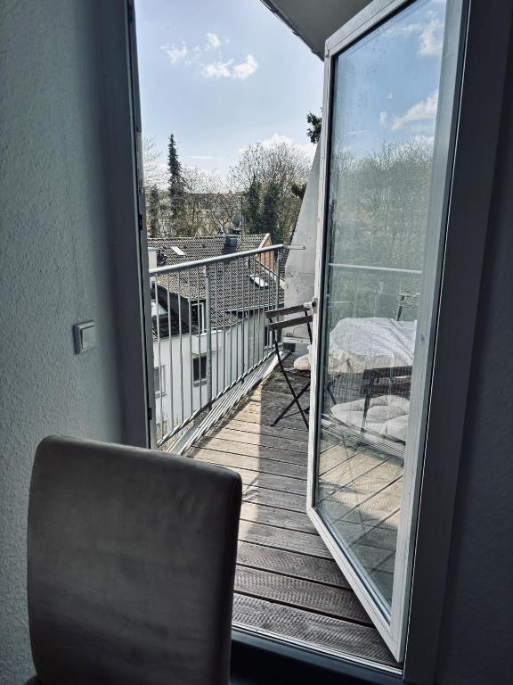 a balcony with a chair and a view of a deck at Stadtwohnung Mettmann in Mettmann