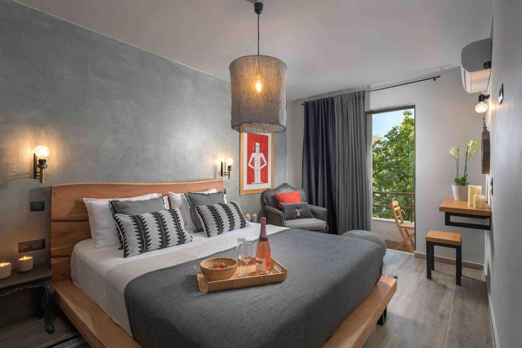 RUBY SUITE Chic Retreat Near Old Town, 2 balconies