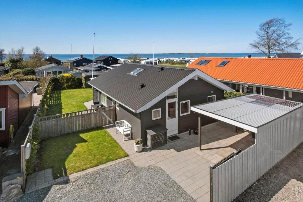 an overhead view of a house with a roof at FY417-Assens-Glentevej-8 in Næs