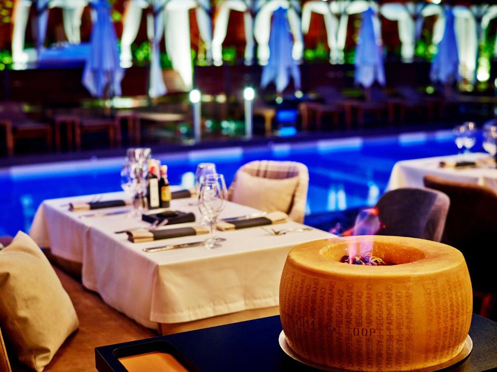 Bazén v ubytování Lucky Bansko Aparthotel SPA & Relax nebo v jeho okolí