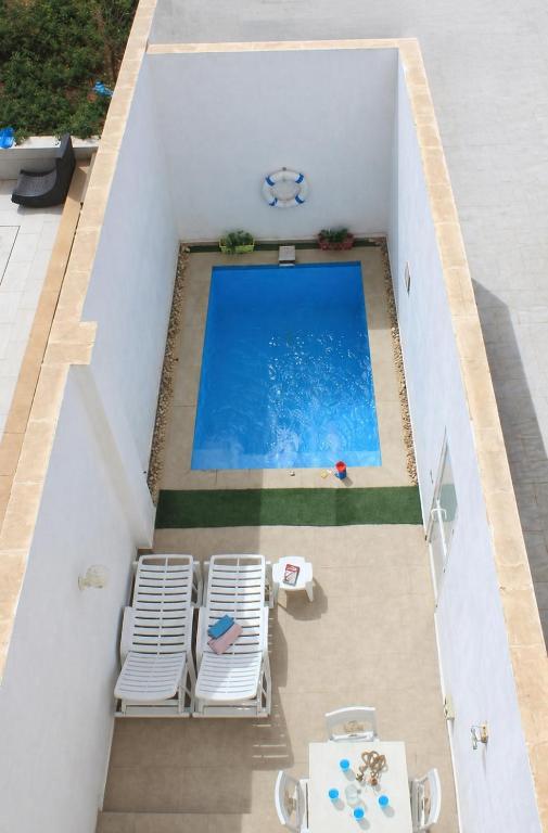 an overhead view of a swimming pool in a house at Il-Qastna Holiday House in Żejtun