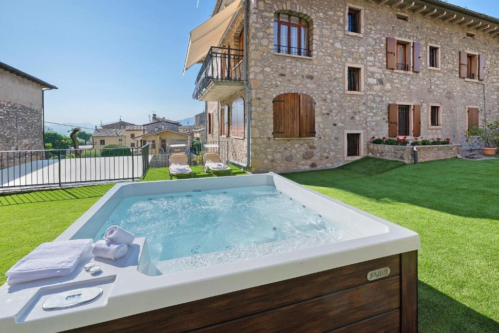 a hot tub in a yard in front of a building at Ca' Due Cuori in Torri del Benaco