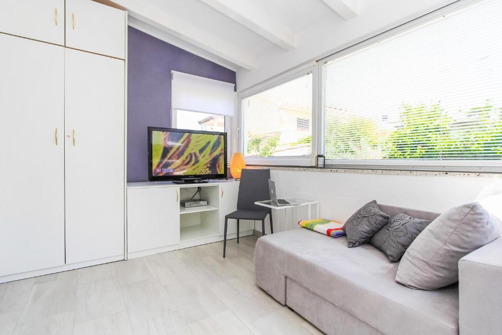 Telewizja i/lub zestaw kina domowego w obiekcie Apartments Aida