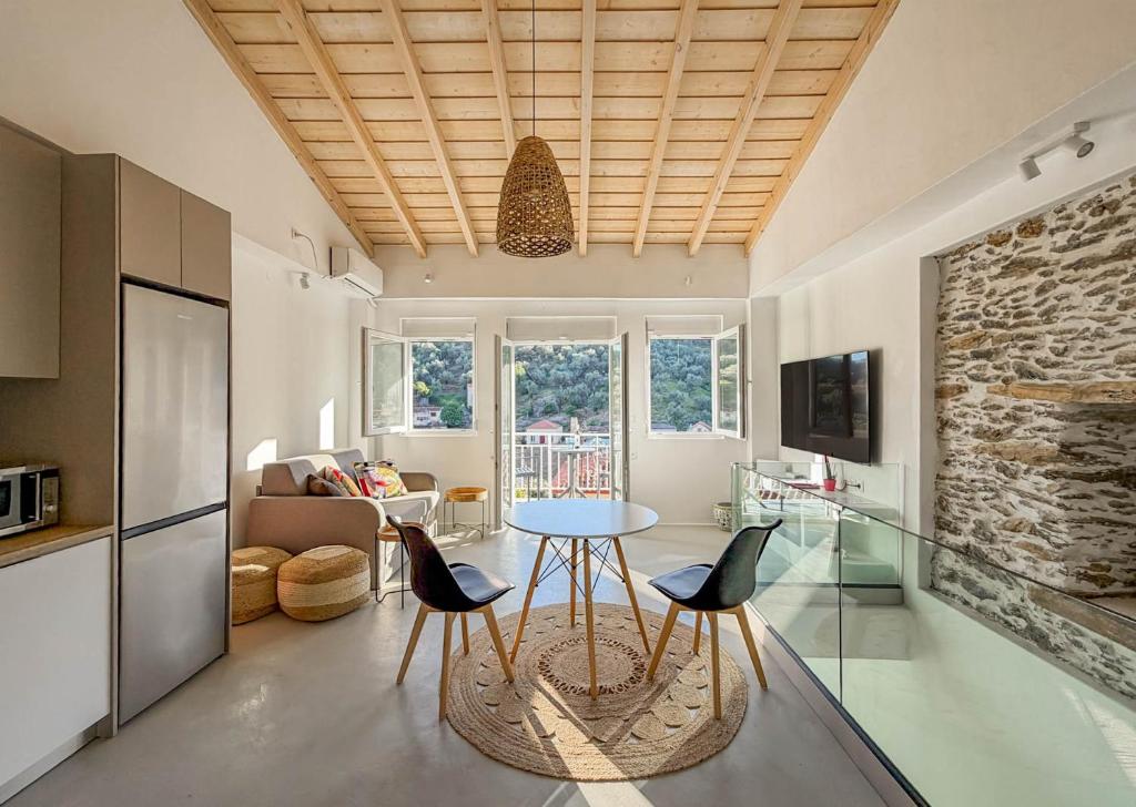 a kitchen and living room with a table and chairs at Casa Calliope in Playiá