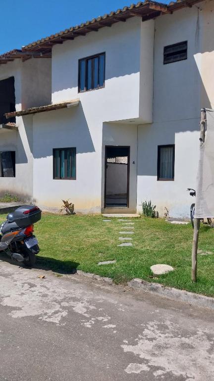 a motorcycle parked in front of a house at Sobrado entrada de Paraty in Paraty