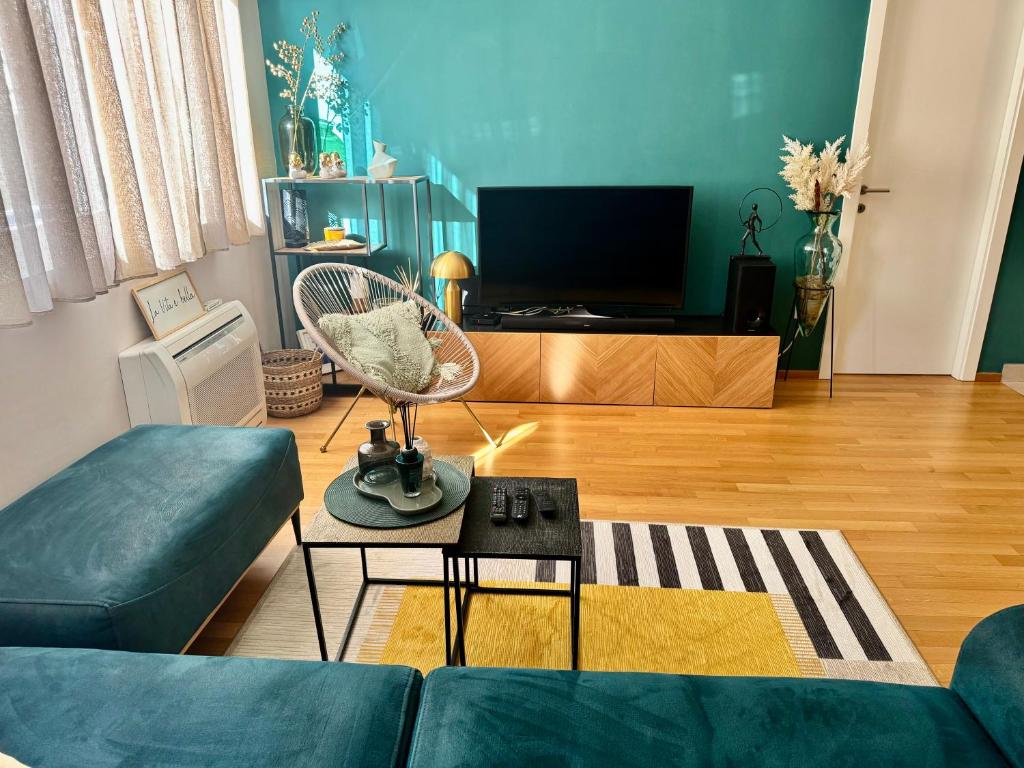 Cozy apartment on top location with private parking
