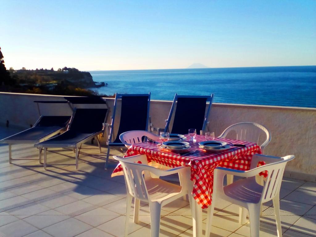 トロペアにあるAttico Sabbiaの海を望むバルコニー(テーブル、椅子付)