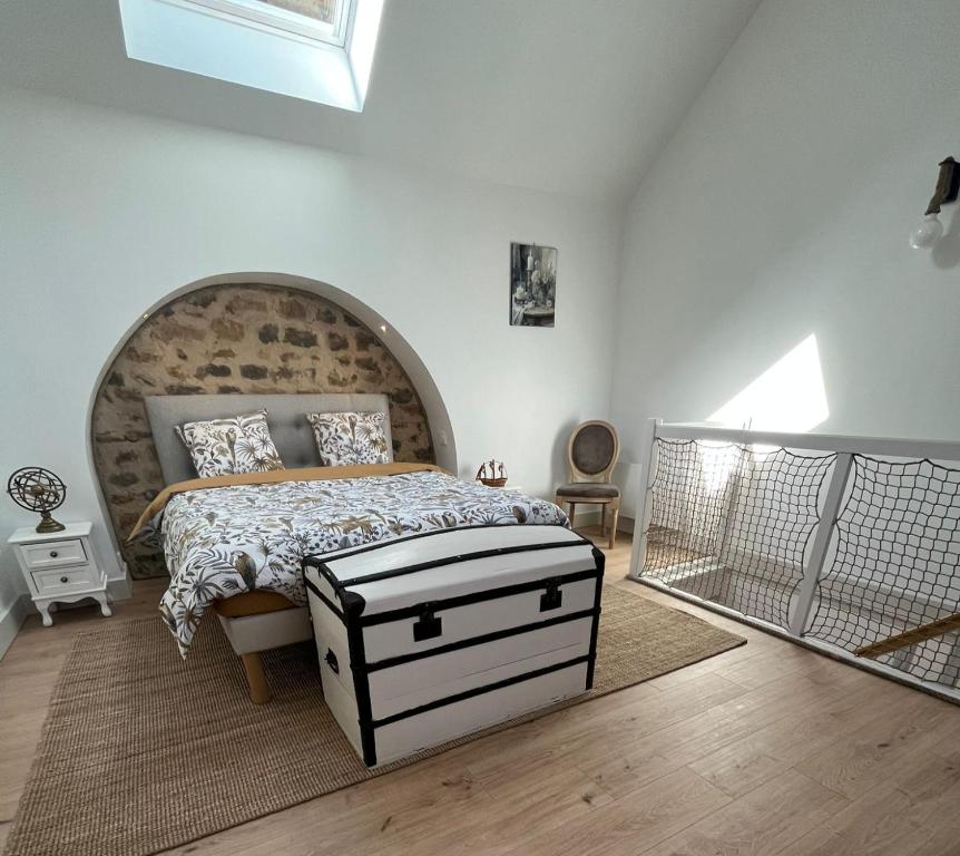 a bedroom with a bed with a large headboard at Au petit soulier de Puisaye in Treigny