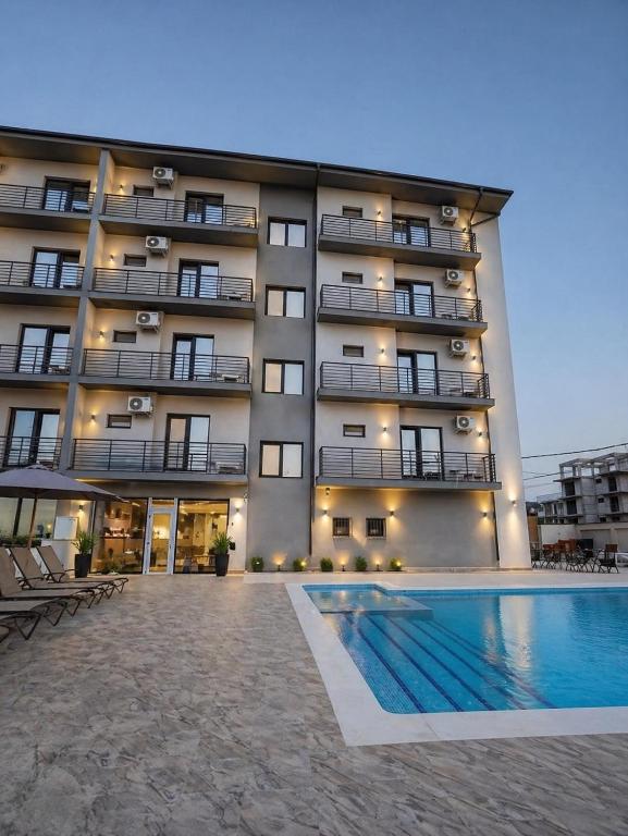 a hotel with a swimming pool in front of a building at HF - Mamaia Nord in Mamaia Sat/Năvodari
