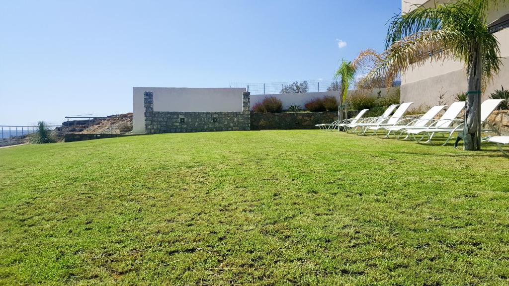Vonkajšia záhrada v ubytovaní Kritamos Beach Apartments
