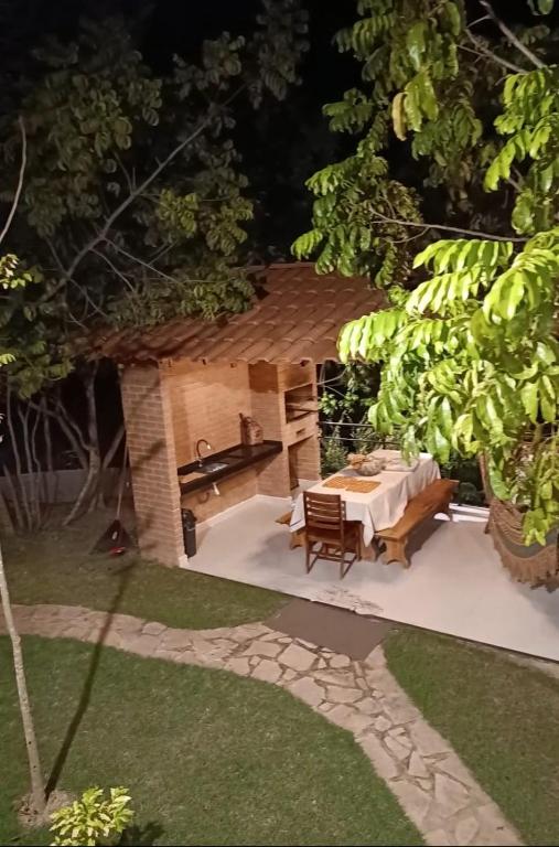 a small house with a table and a table at Nossa Casa em Lençóis - Bahia in Lençóis