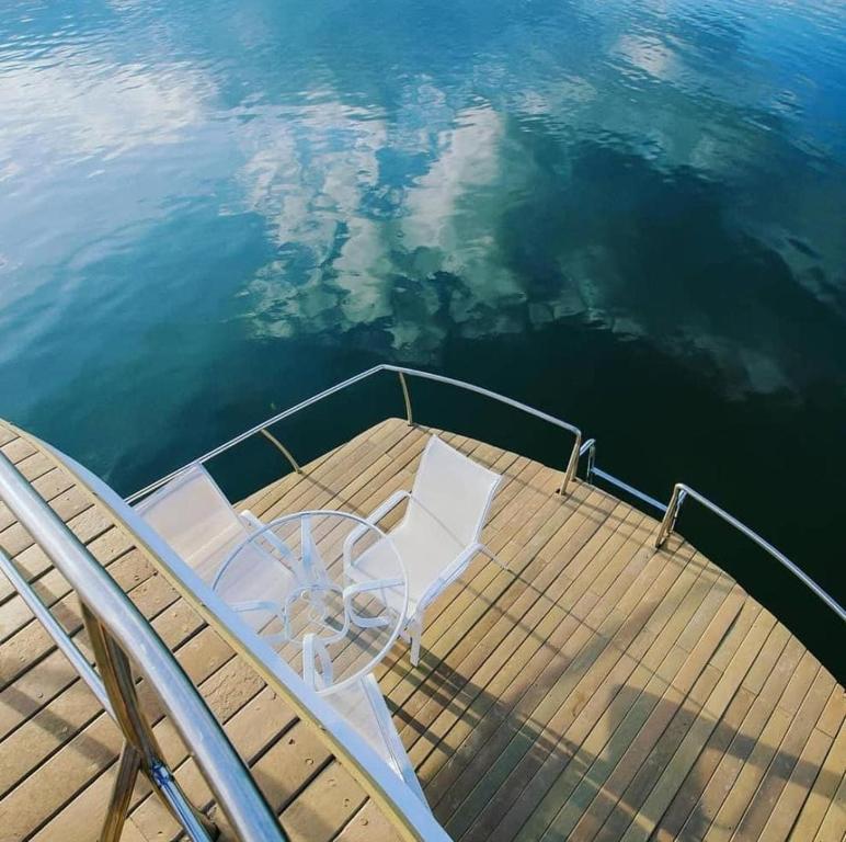 a table and chairs on the deck of a boat at House Boat in Capitólio