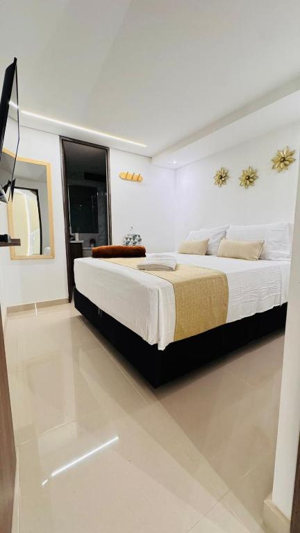 a large white bedroom with a large bed in it at Hotel Jelt Aeropuerto in Bogotá
