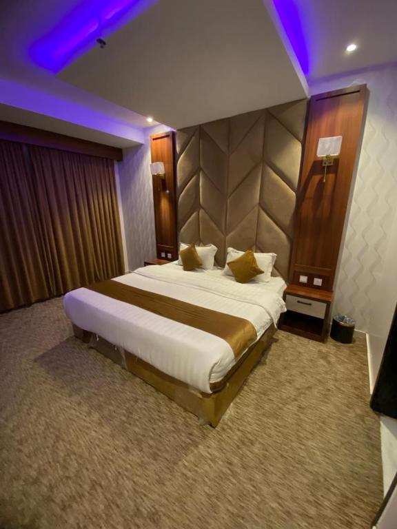 a bedroom with a large bed in a room at تميز المروة - حي المروة in Jeddah
