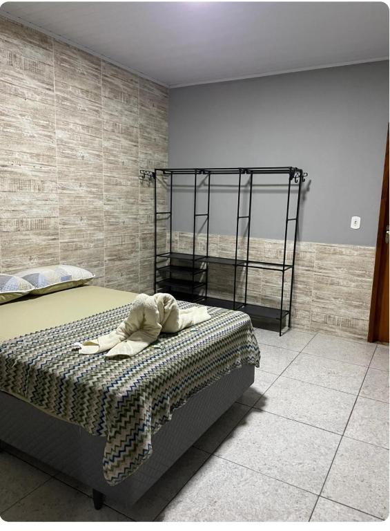 a bedroom with a bed in a room at Apartamento - Vila Isa in Governador Valadares