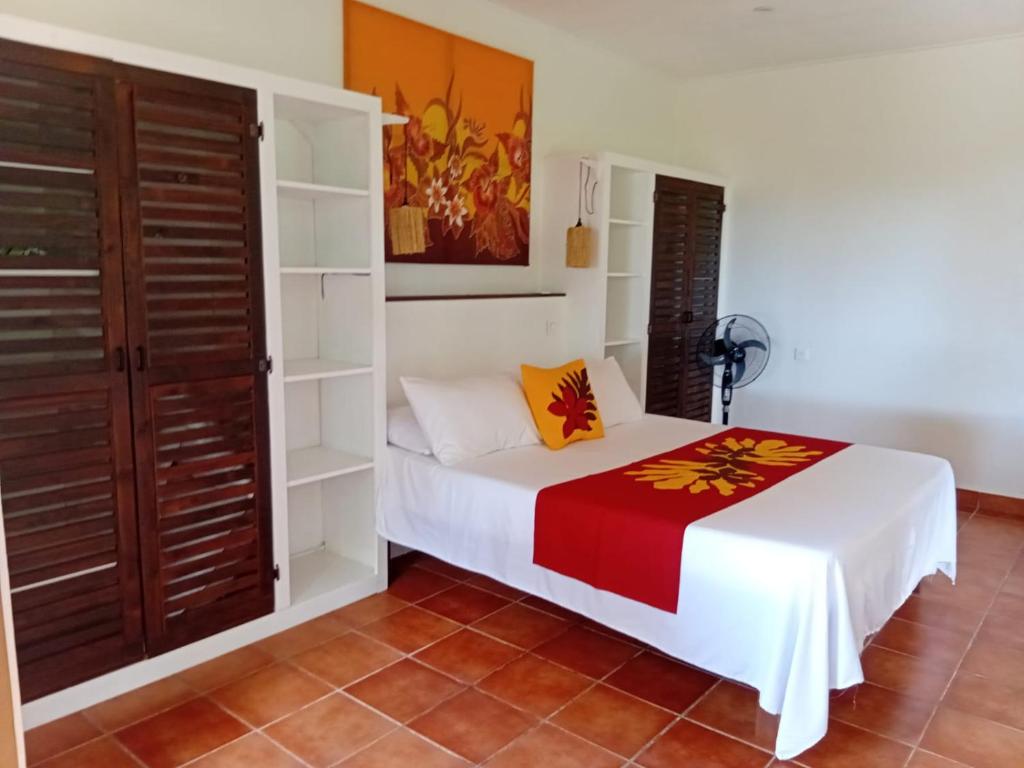 a bedroom with a bed in a room at Heiva - Fare Orotia in Tiano