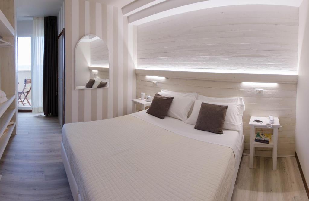 Postel nebo postele na pokoji v ubytování Mona Lisa Hotel