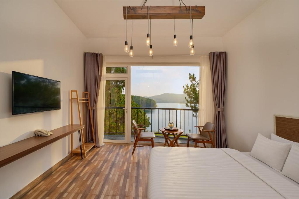 a bedroom with a bed and a view of the ocean at Romeo & Juliet's Hồ Tuyền Lâm Dalat in Da Lat