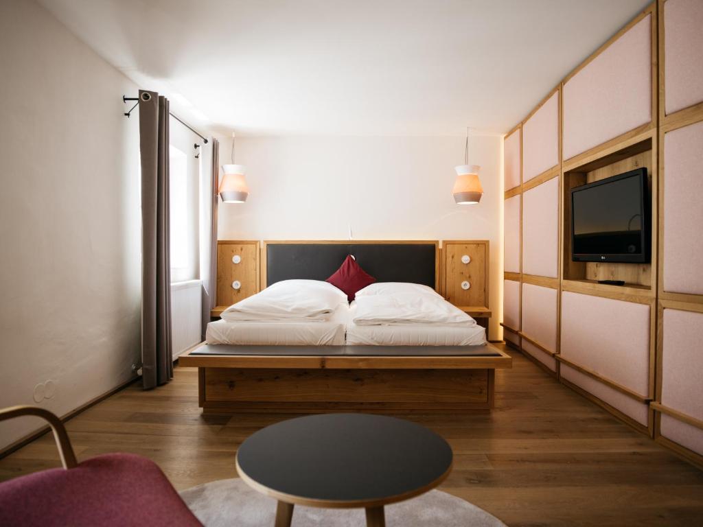 Posteľ alebo postele v izbe v ubytovaní artHotel Blaue Gans