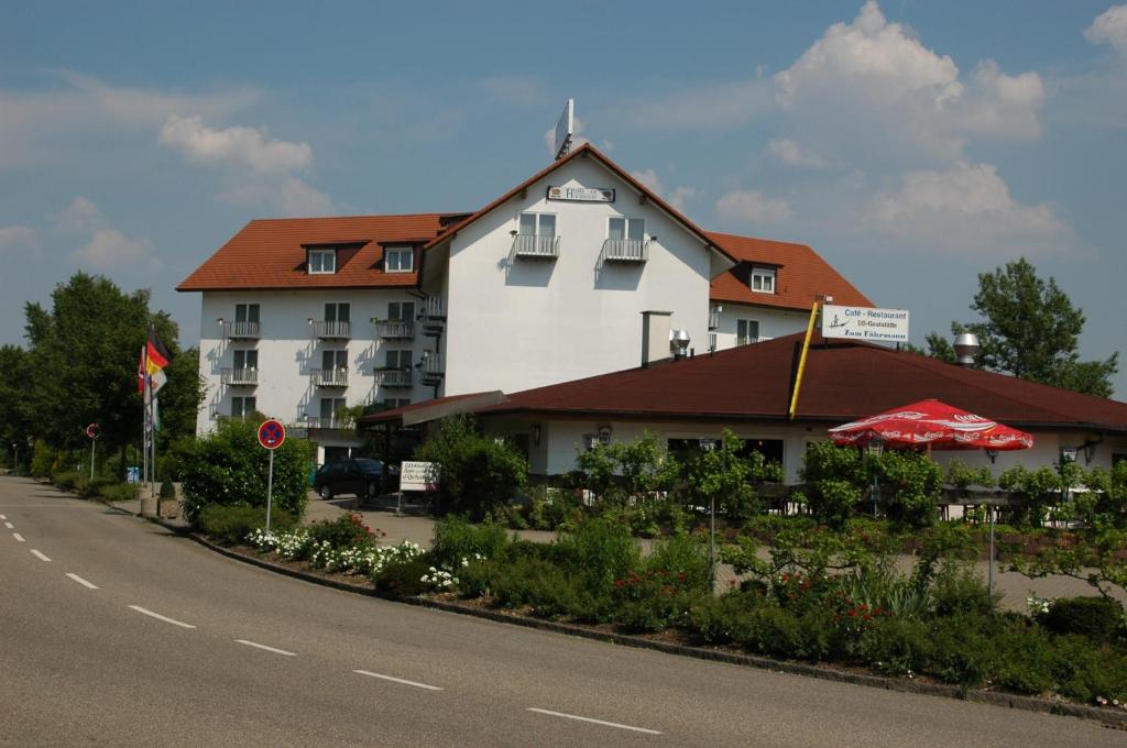 ein großes weißes Gebäude an der Seite einer Straße in der Unterkunft TIPTOP Hotel am Hochrhein in Bad Säckingen