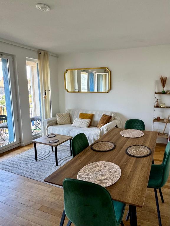 a living room with a table and a couch at Appartement 2 chambres, centre ville, proche mer in Saint-Nazaire