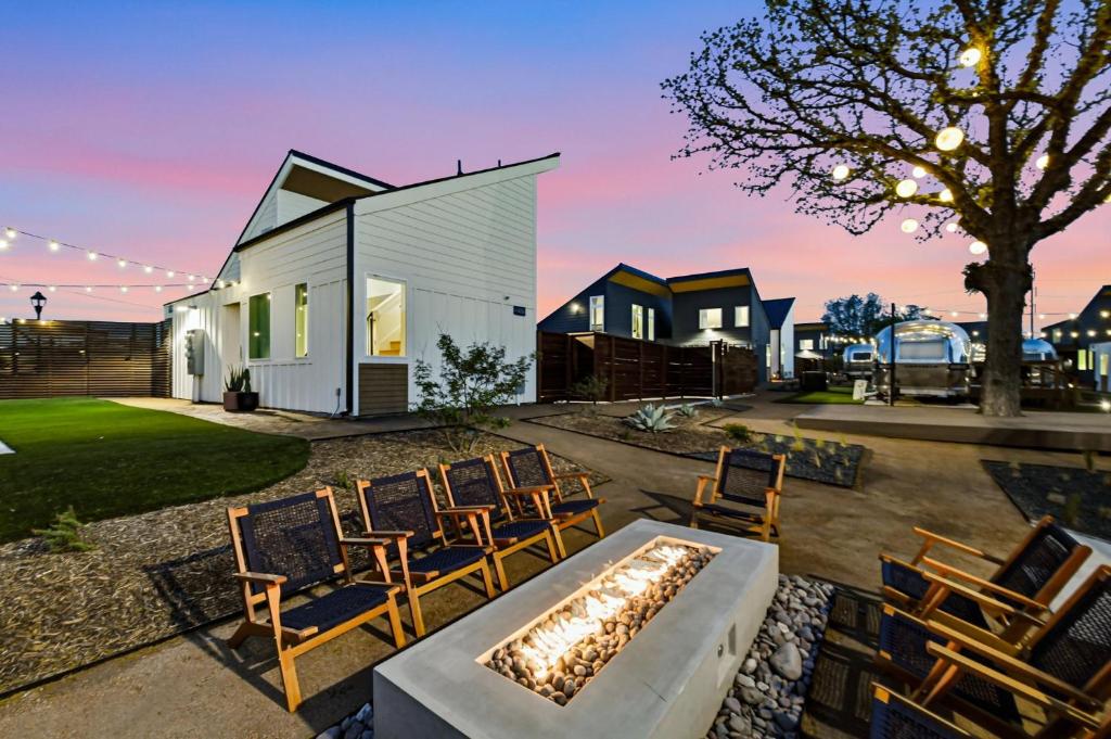a backyard with chairs and a fire pit at Hotel SOMA in Fort Worth
