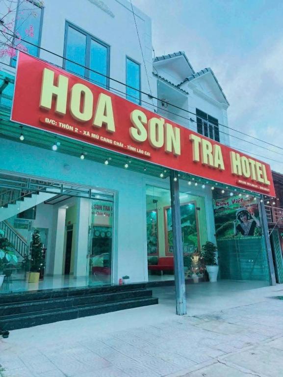 a hotel with a sign that reads hora son tri hotel at Hoa Sơn Tra Hotel in Mù Cang Chải