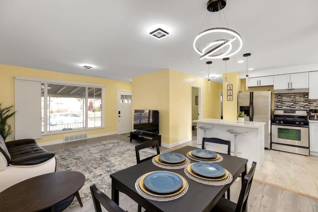 a kitchen and living room with a table and chairs at Gn4 - Sleek Private Room Ideal for Remote Work, Wi-Fi, Free Parking in Beech