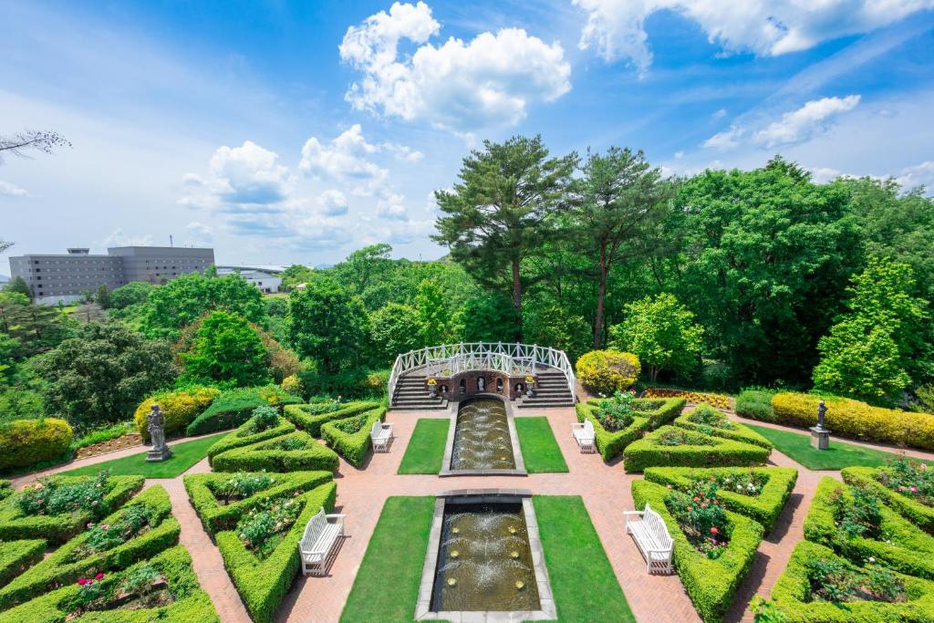 a view of a garden with bushes and trees at フォレストヒルズガーデン in Mihara