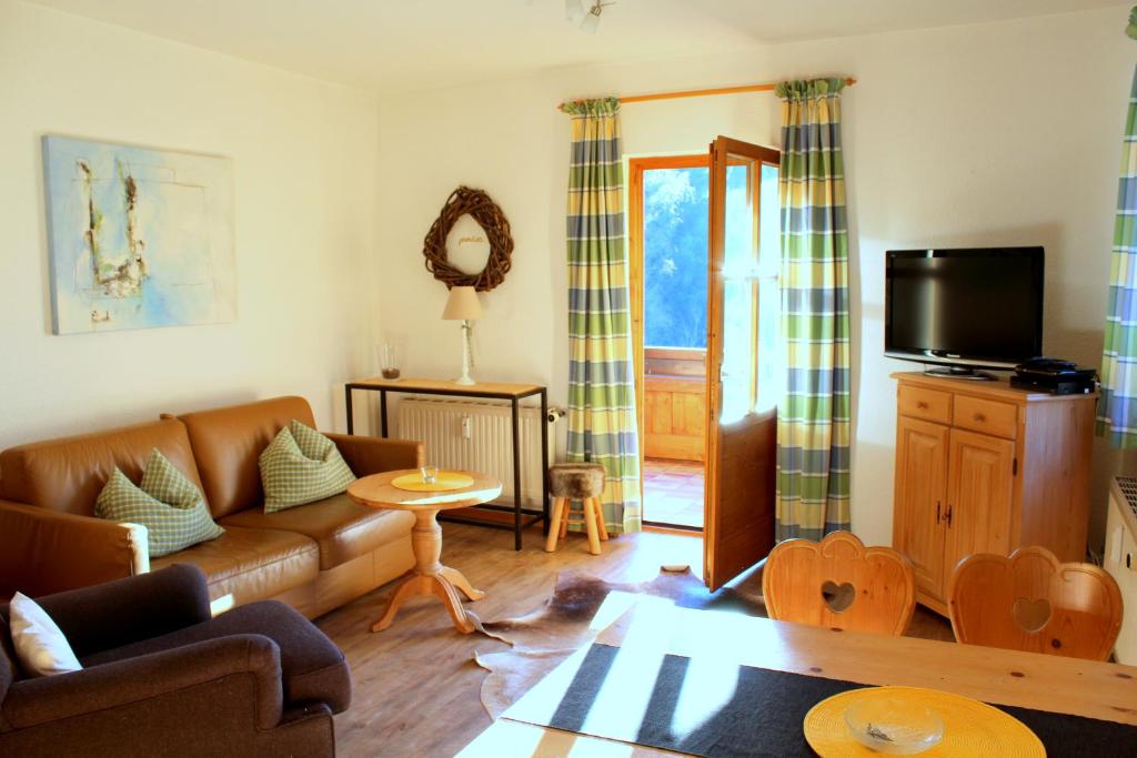 uma sala de estar com um sofá e uma televisão em Ferienwohnung Kühny Reute em Reute
