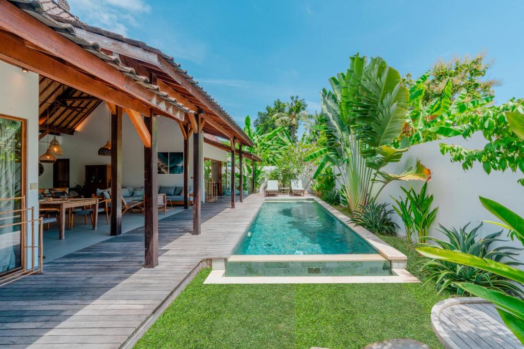 an external view of a villa with a swimming pool at Palm Paradise in Nusa Lembongan