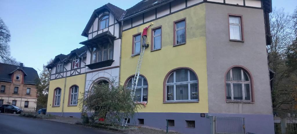 a yellow building on the side of a street at LINDENHOF WALDHEIM in Waldheim