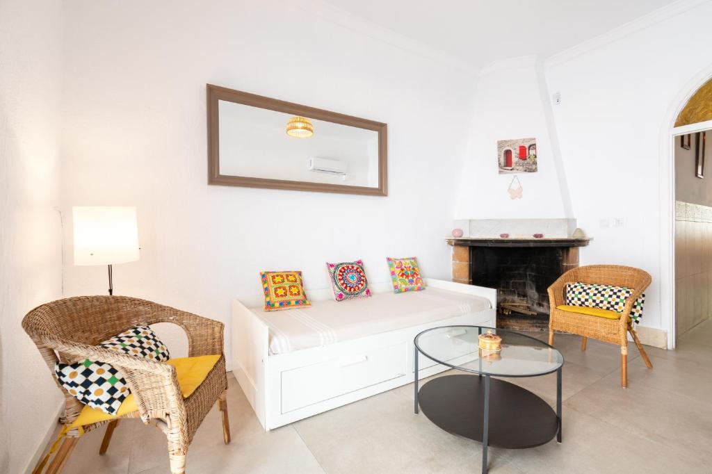 a living room with a white couch and chairs at Nafeti in Palma de Mallorca