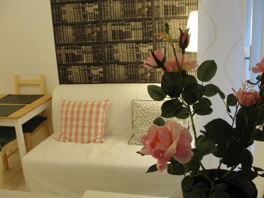 - un canapé blanc dans un salon avec une plante dans l'établissement Studio apartment - Green door, à Zagreb