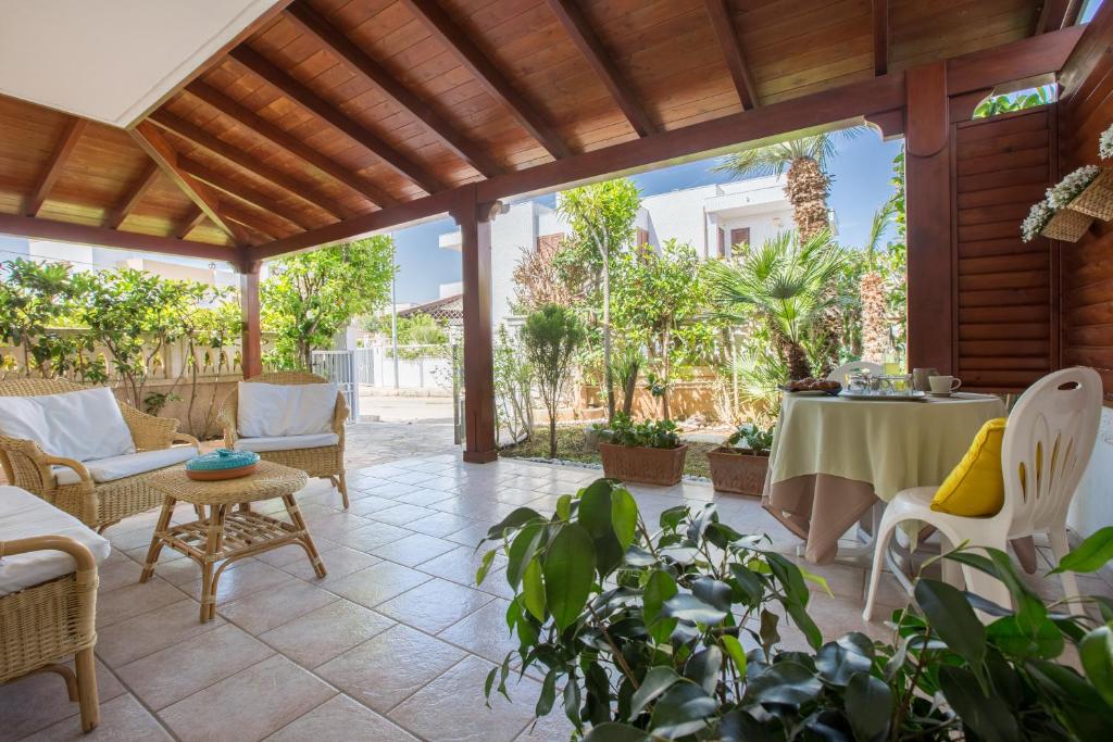 un patio esterno con tavolo e sedie di Villa Anna a Torre Santa Sabina