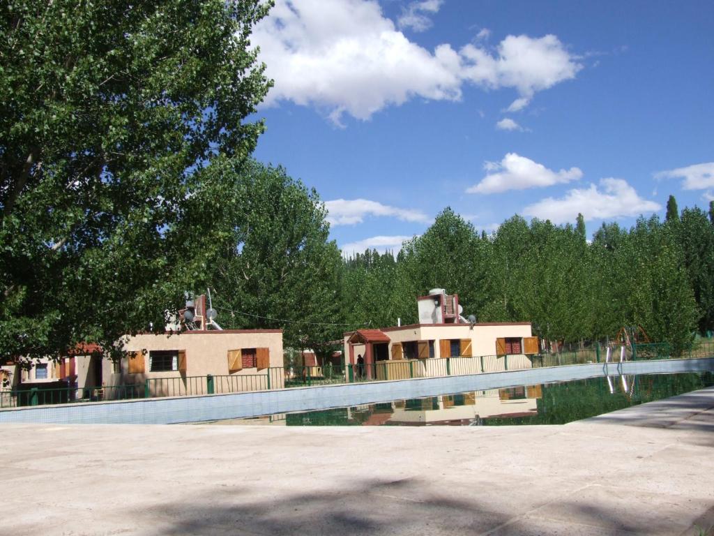 una piscina frente a dos casas en Cabañas Uspallata en Uspallata