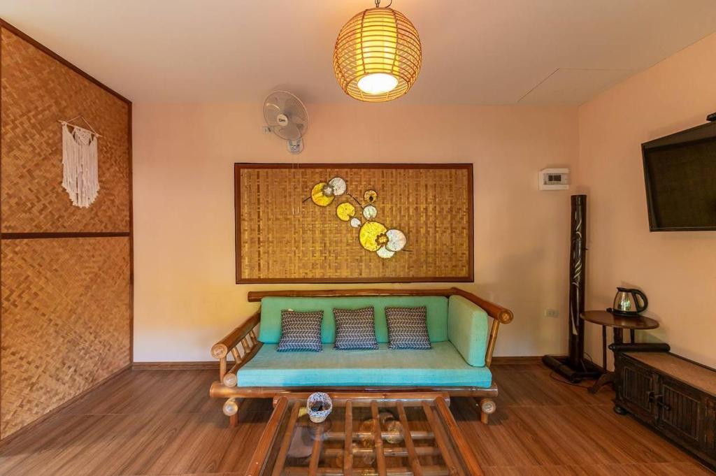 Lion Cafe Resort - King Room With Garden View