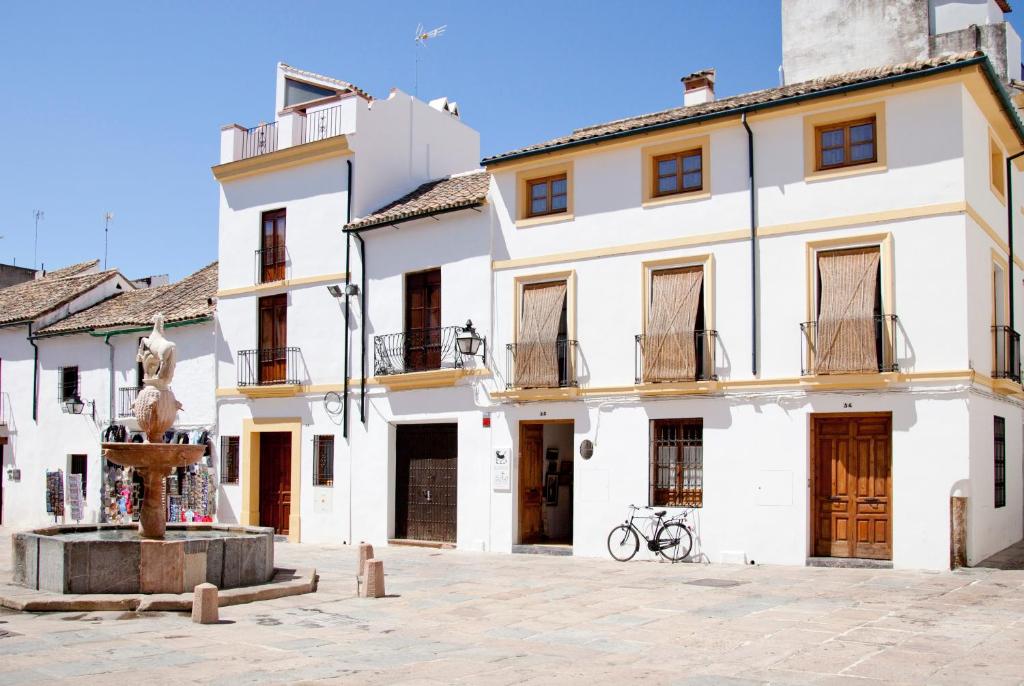 un edificio con una fuente frente a él en Las Casas del Potro, en Córdoba