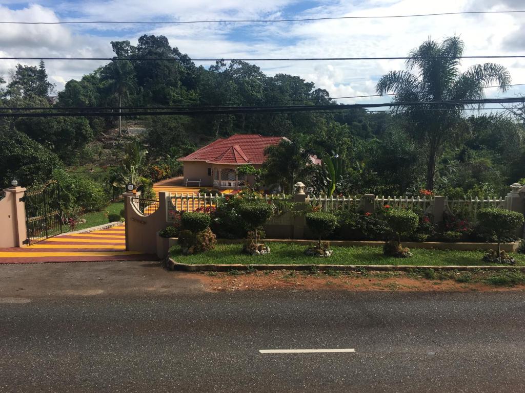 a house with a fence and a driveway at Cliffe Ranch in Mandeville