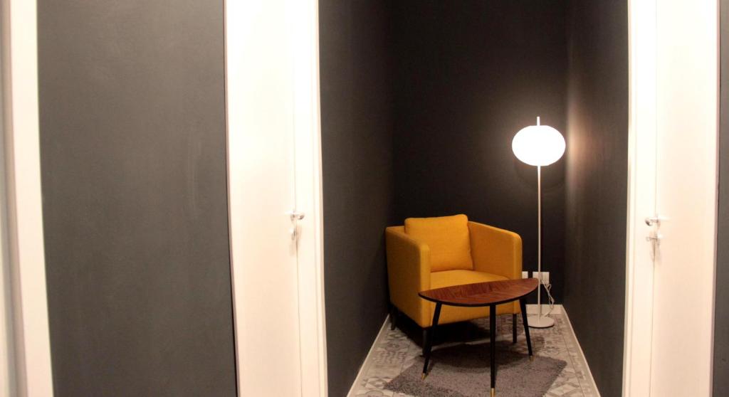トリノにあるyHome Venaria Home Apartmentの黄色い椅子とテーブル