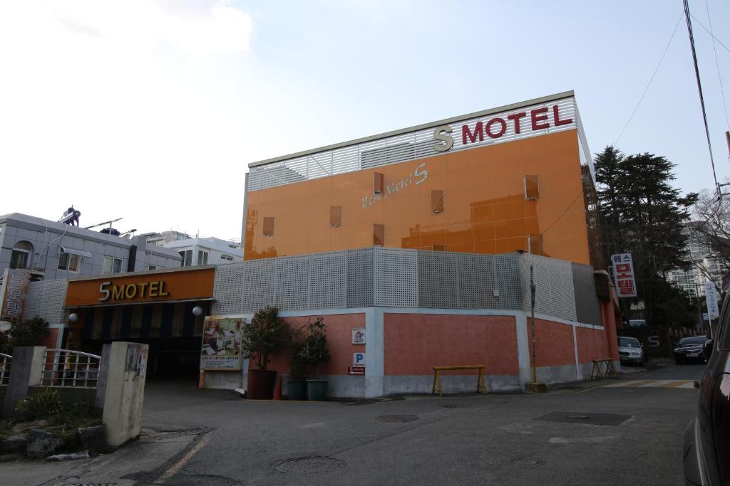 a hotel with a motel sign on the side of a street at 에스모텔 in Ch'ŏngnyong-dong