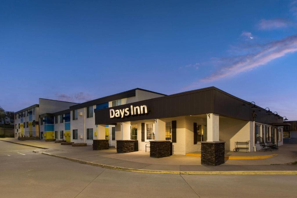 a building with a day inn sign on the front at Days Inn by Wyndham Pierre in Pierre
