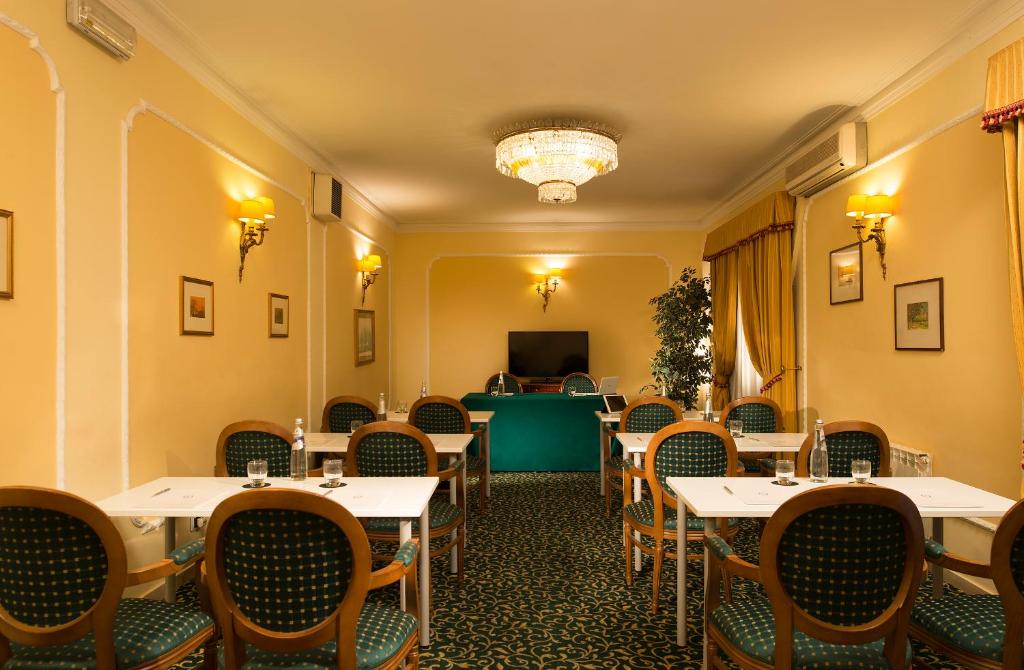 TV a/nebo společenská místnost v ubytování Hotel Napoleon