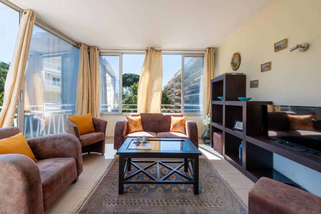 Bright 2-Bedroom Apartment Close to La Croisette & City Centre
